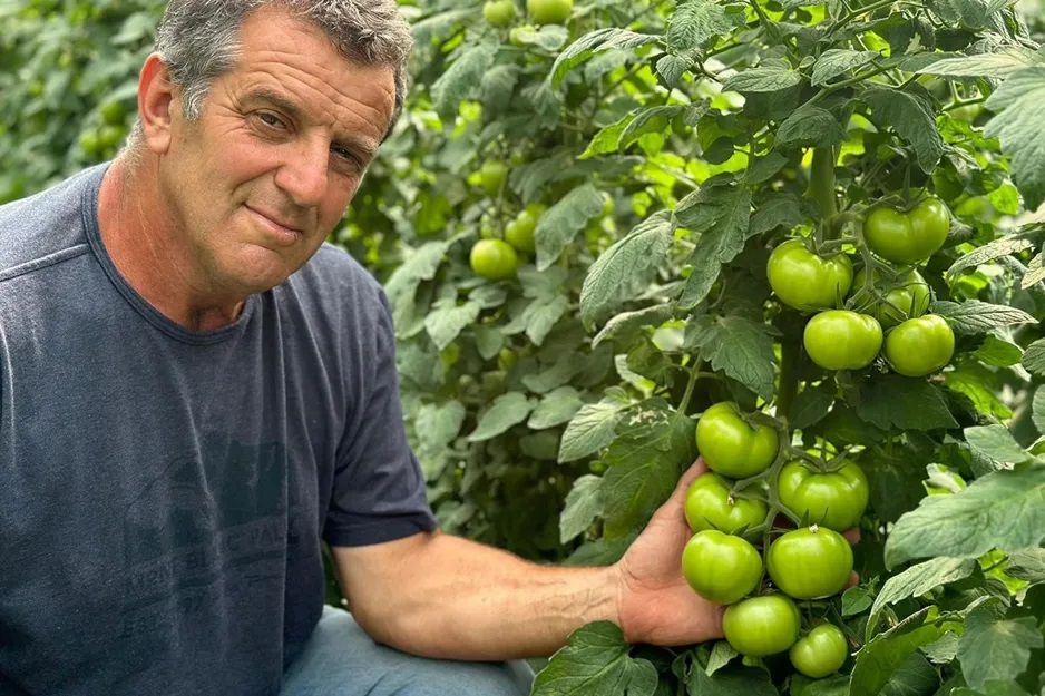 Vincenzo Maorino holding a bunch of Carreras F1